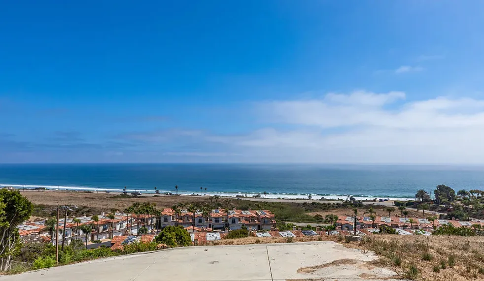 Site View — Coastline & Neighborhood
